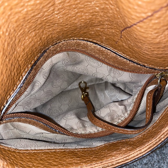 Michael Kors Bedford Tassel Shoulder Bag (BROKEN STRAP) - Picture 9 of 11